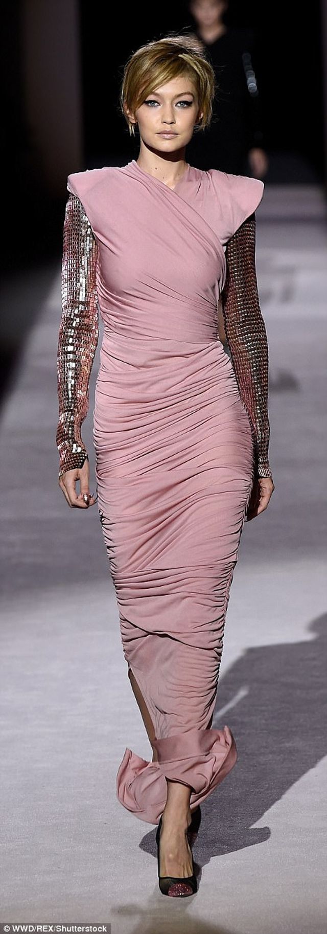 Кендал Дженнер та Джіджі Хадід підкорили вбранням на модному показі - фото 194365