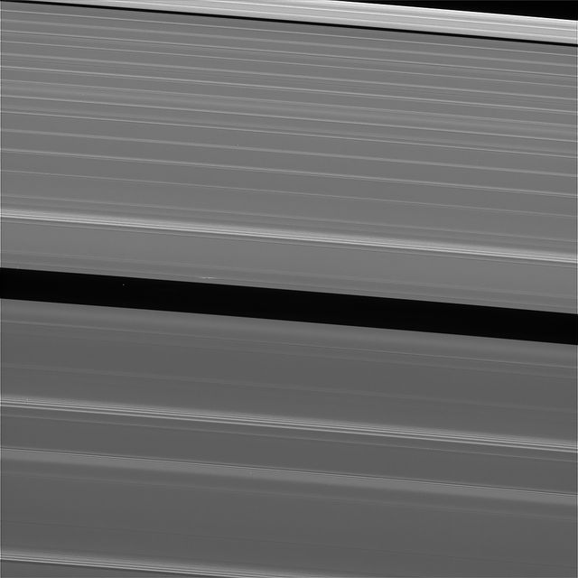 Прощання із Сатурном: NASA показало останні фото Cassini - фото 196152