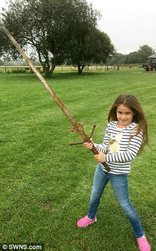 Юна британка витягла з озера "меч короля Артура" - фото 193515