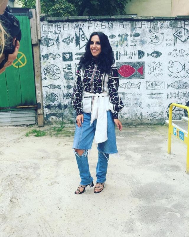 "Директорка моди" в Instagram похвалилася костюмом від українського дизайнера - фото 196171