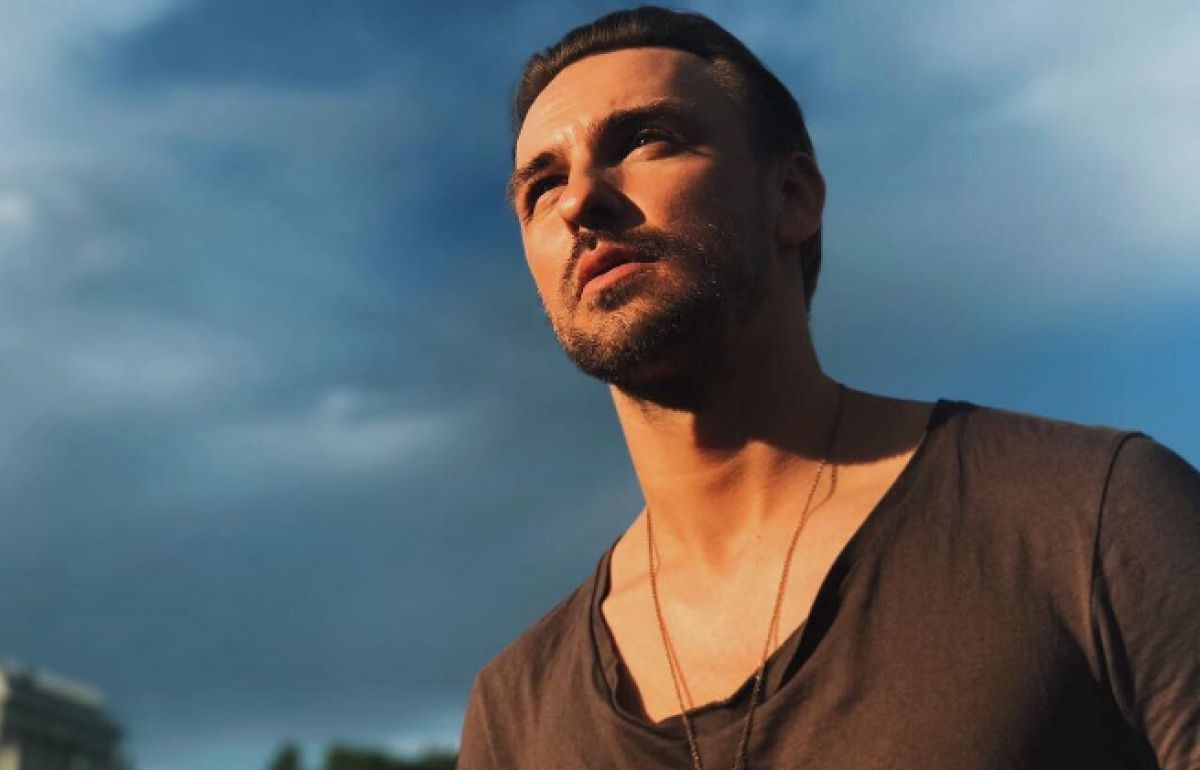 Учасник від України виступив на "Новій хвилі" в жовто-блакитному костюмі