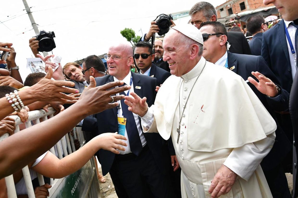 Папа Римський з'явився на проповіді з розсіченою бровою та синцем під оком: фотофакт