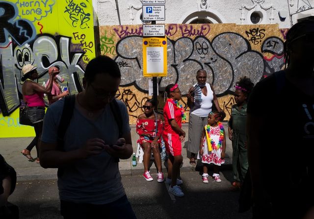 Гучний карнавал у Лондоні: яскраві вуличні фото - фото 193597