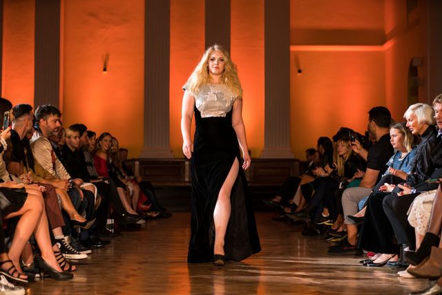 Андре Тан вивів на подіум дівчат з фігурами plus-size - фото 194653