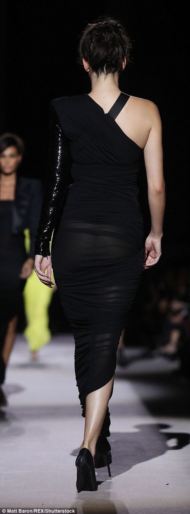 Кендал Дженнер та Джіджі Хадід підкорили вбранням на модному показі - фото 194368