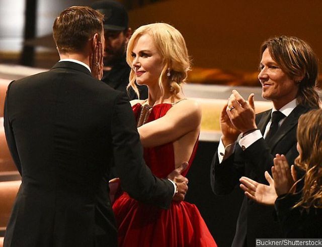 Еммі-2017: Ніколь Кідман поцілувала іншого актора на очах у чоловіка - фото 196685