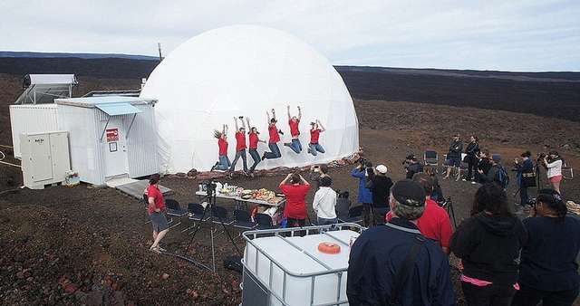 На Гаваях завершено 8-місячний експеримент по імітації життя на Марсі - фото 198039
