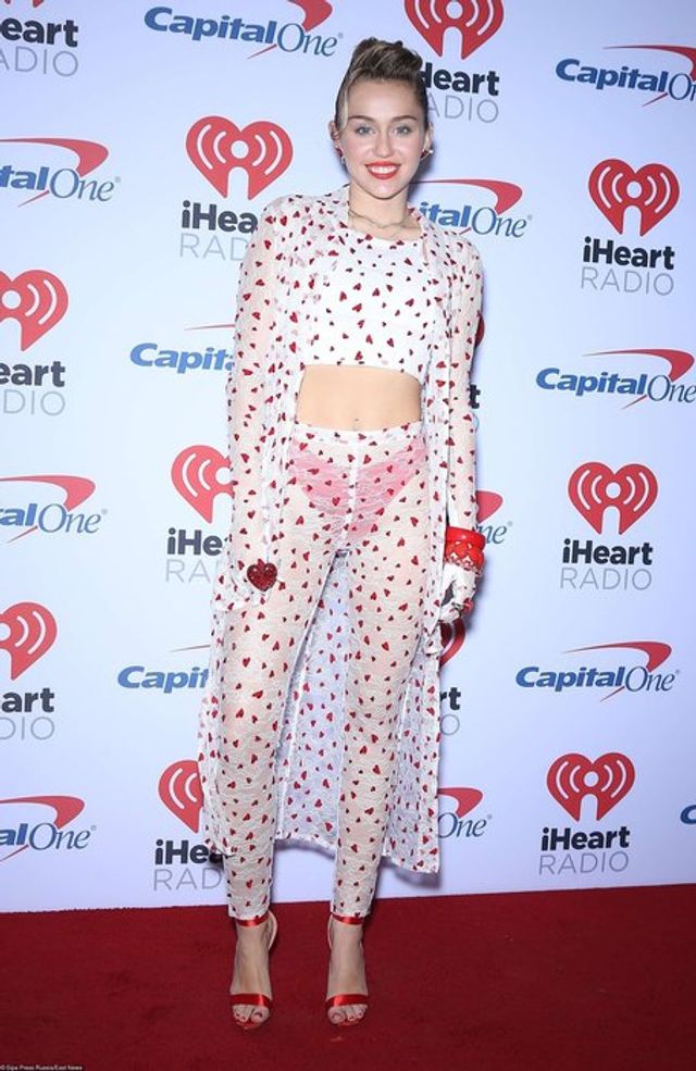 Відвертий образ Майлі Сайрус - фото 198291