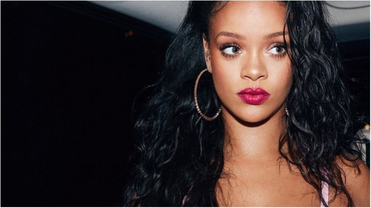 Ріанну почали підозрювати у вагітності