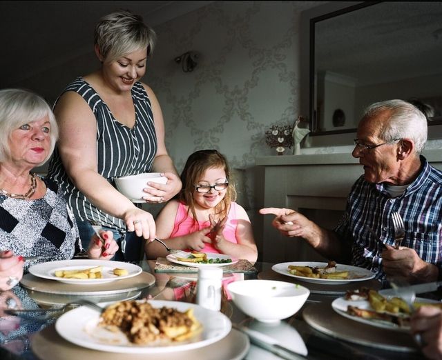 Як британські сім'ї проводять трапезу: незвичайні фото - фото 197170