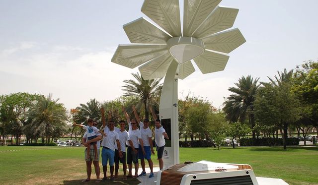 У Дубаї створили смарт-пальму, яка заряджає смартфони - фото 195040