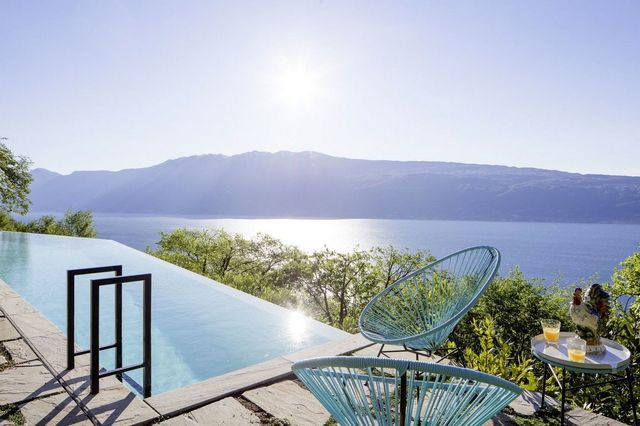 Як виглядає миле помешкання на схилі в Італії: затишні фото - фото 192926