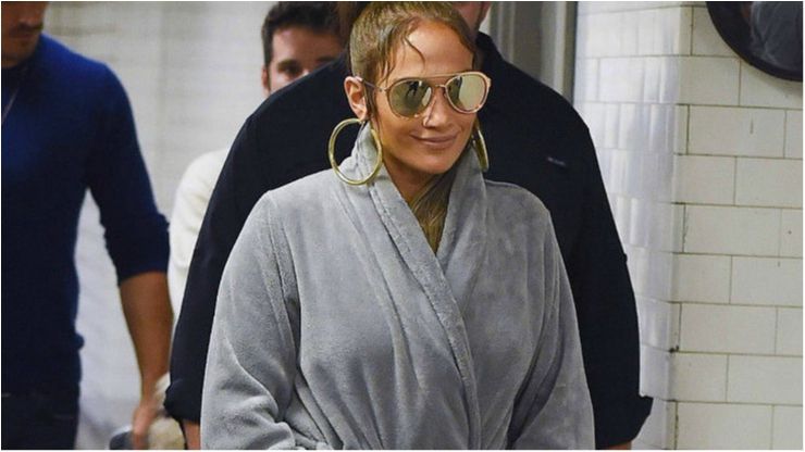 Джей Ло у ... халаті! - фото 1