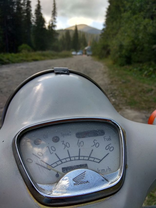 Скутер біля підніжжя Говерли - фото 194750