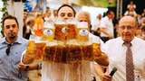 Німецький офіціант підняв і проніс 29 кухлів пива