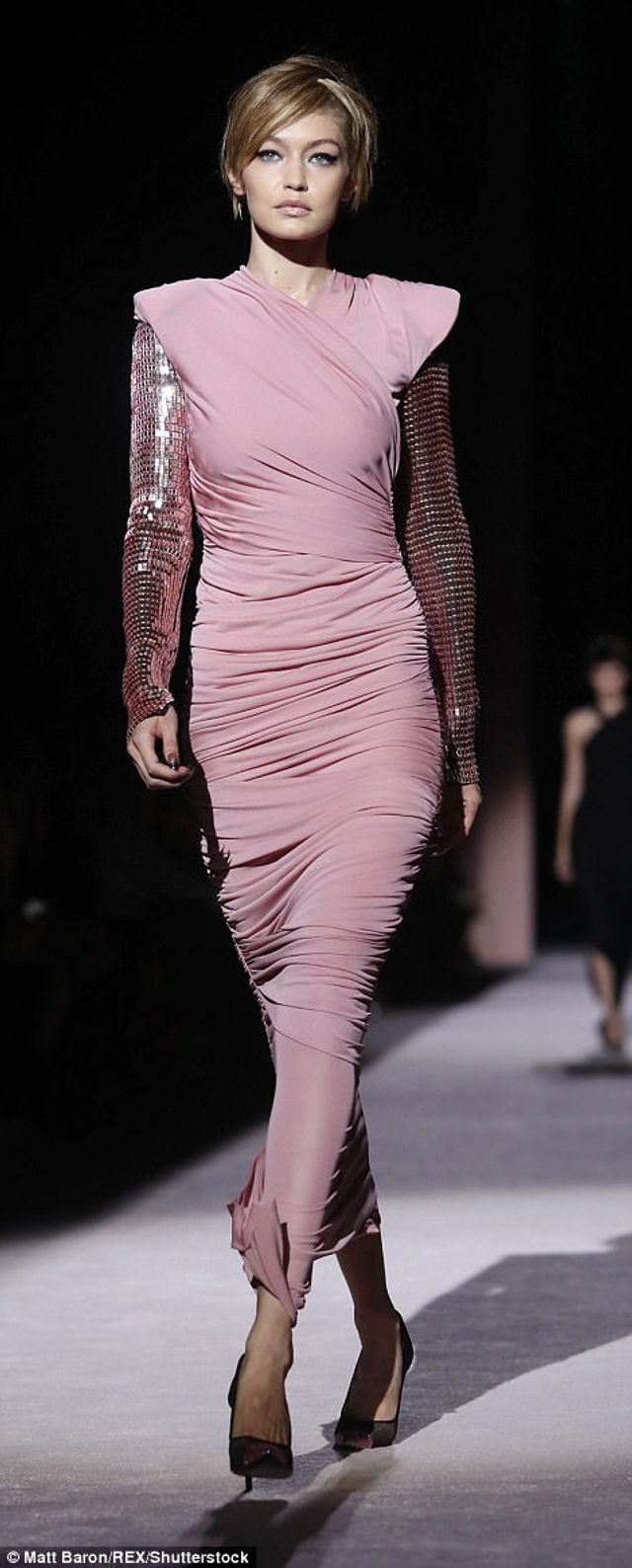 Кендал Дженнер та Джіджі Хадід підкорили вбранням на модному показі - фото 194364