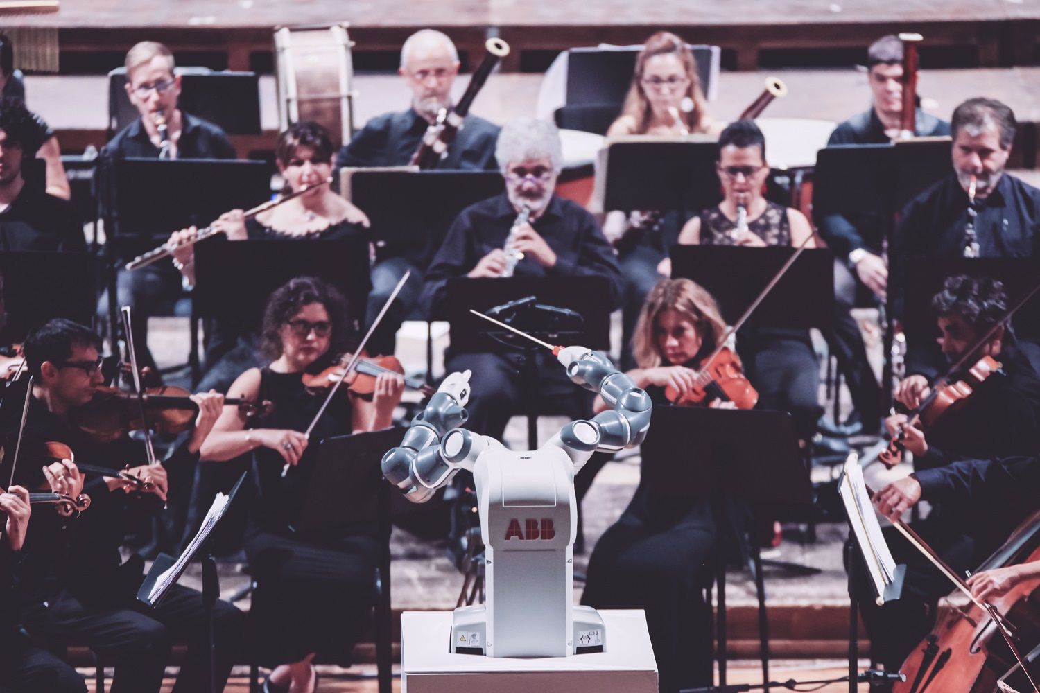 Як робот-диригент керує симфонічним оркестром: кумедне відео