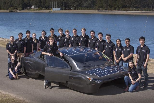 Електромобіль на сонячних батареях відправився в грандіозну подорож - фото 197787