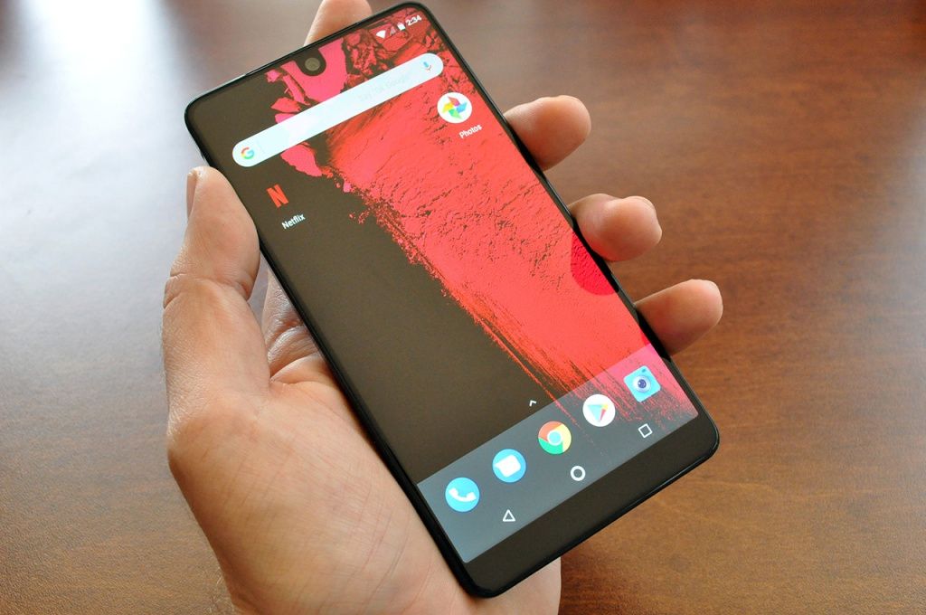 Футуристичний Essential Phone пройшов тест на міцність: відеофакт