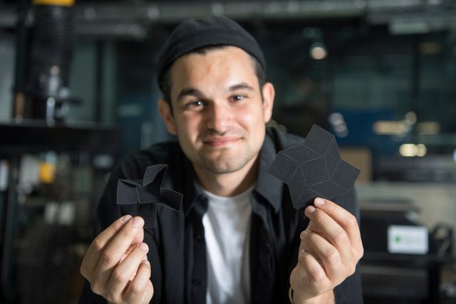 Британець створив вбрання, яке "росте" з дітьми - фото 194578