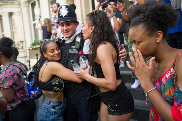 Гучний карнавал у Лондоні: яскраві вуличні фото - фото 193596