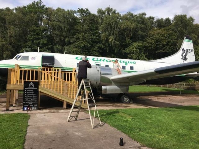 Салон краси всередині вінтажного літака: ефектні фото - фото 196046