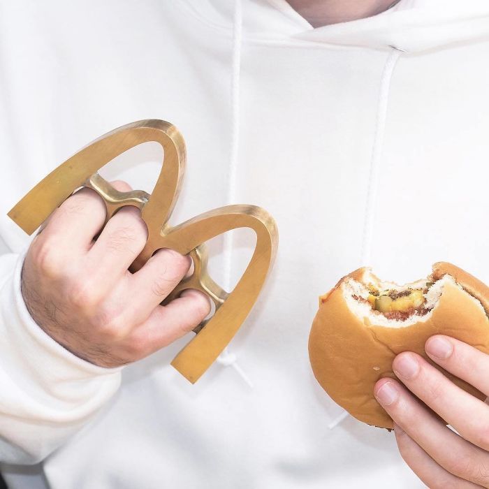 Якби відомі бренди були зброєю: незвичайні фото