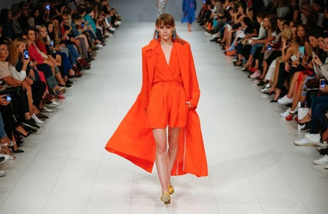 Яскраві фото другого дня Ukrainian Fashion Week SS 2018 - фото 194020