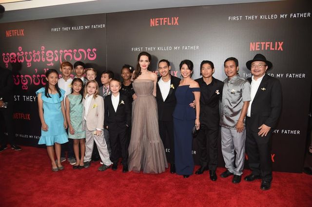 Джолі з дітьми - фото 196213