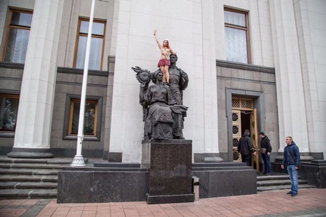Активістка Femen оголилася біля Ради - фото 193856