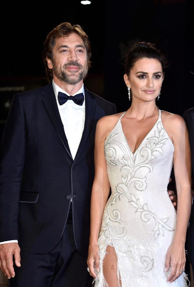 Пенелопа Круз вразила Венеційський кінофестиваль сукнею з пір'ям - фото 194287