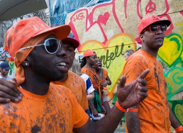 Гучний карнавал у Лондоні: яскраві вуличні фото - фото 193601
