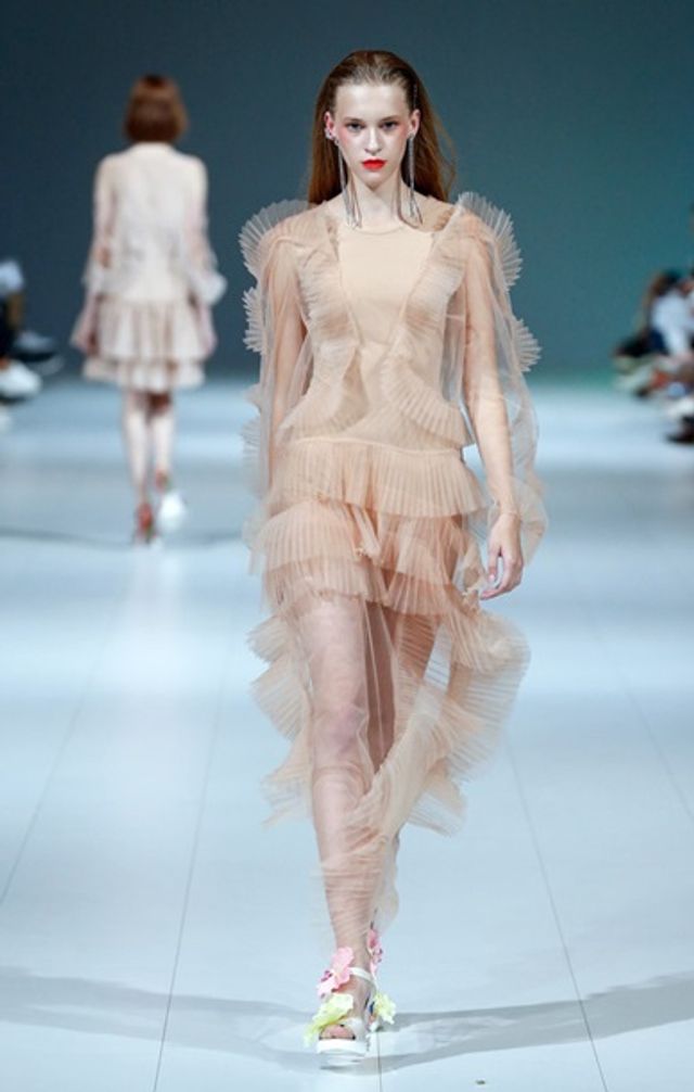 Яскраві фото другого дня Ukrainian Fashion Week SS 2018 - фото 194029