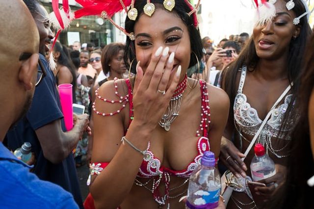 Гучний карнавал у Лондоні: яскраві вуличні фото - фото 193599