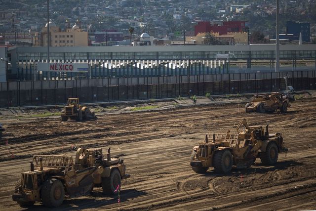 У США будують прототип Великої мексиканської стіни - фото 198583