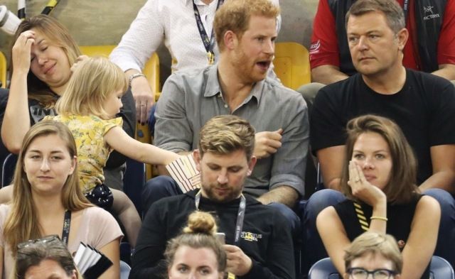 Як маленька дівчинка "вкрала" попкорн у принца Гаррі: кумедні фото - фото 198818