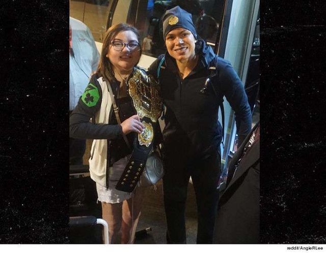 Бразильська спортсменка подарувала чемпіонський пояс UFC фанатці, яка перемогла рак - фото 195609