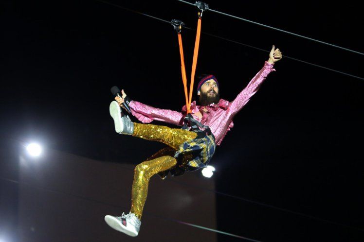 Джаред Лето політав над шанувальниками у Ріо: ефектне відео