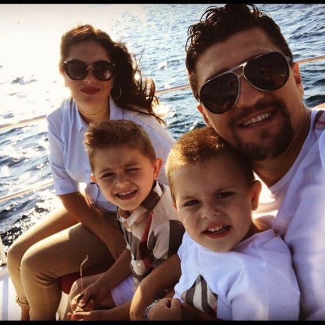 Марко Хук з дружиною Аміною та двома синами - фото 194476