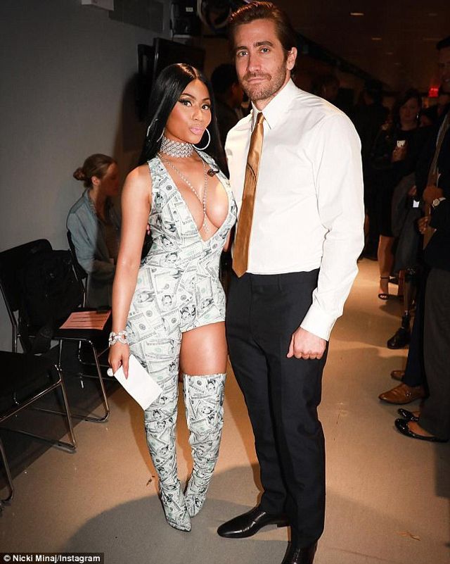 Нікі Мінаж показала Джилленхолу груди в глибокому декольте - фото 196069