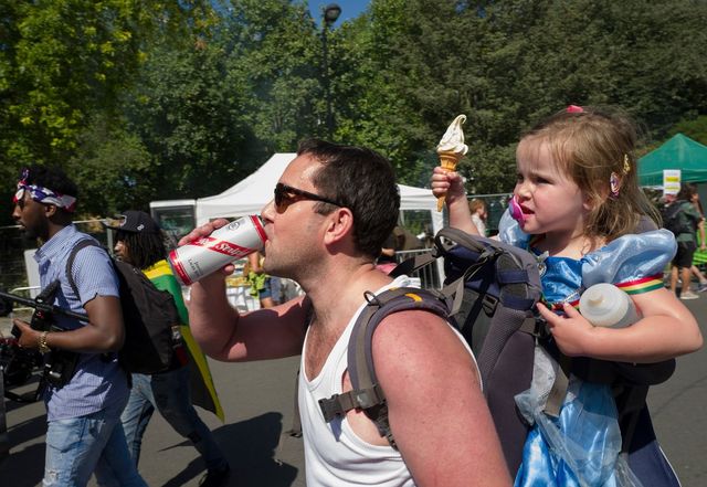 Гучний карнавал у Лондоні: яскраві вуличні фото - фото 193598