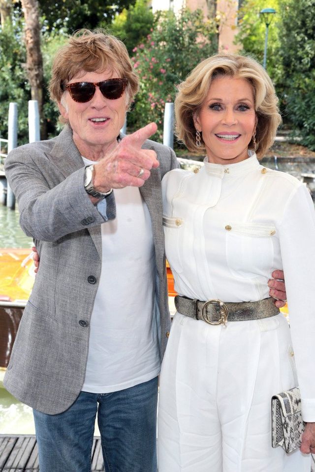 Найкращі наряди акторів на Венеційському кінофестивалі: фоторепортаж - фото 193974