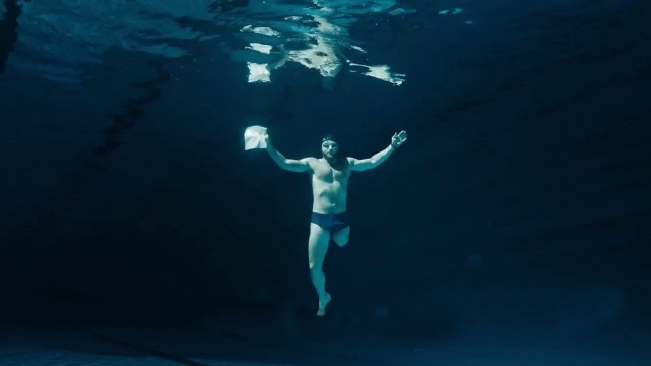 Російський "кіборг"? Обурені українці запустили флешмоб проти Apple