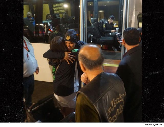 Бразильська спортсменка подарувала чемпіонський пояс UFC фанатці, яка перемогла рак - фото 195610