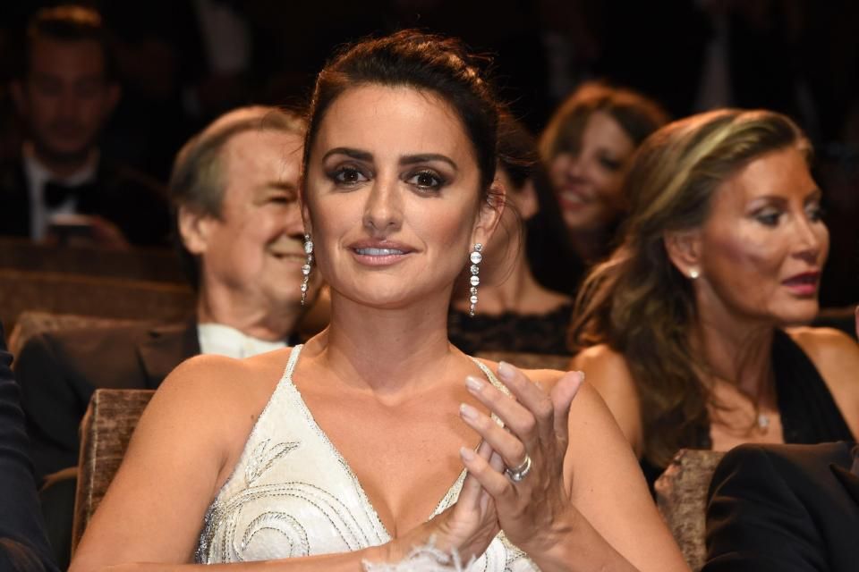 Пенелопа Круз вразила Венеційський кінофестиваль сукнею з пір'ям