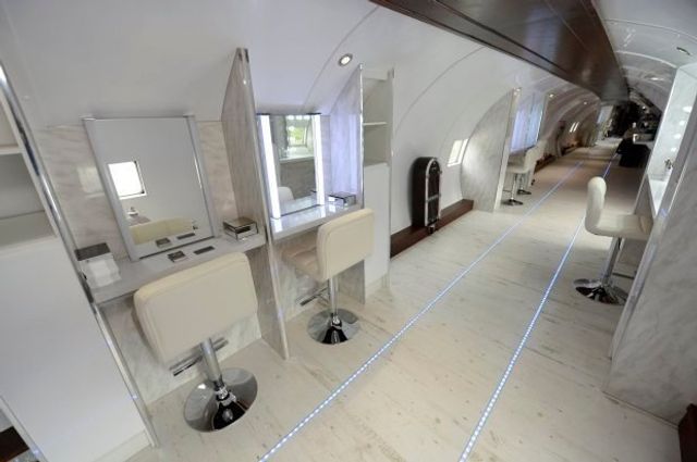 Салон краси всередині вінтажного літака: ефектні фото - фото 196047