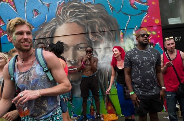 Гучний карнавал у Лондоні: яскраві вуличні фото - фото 193600