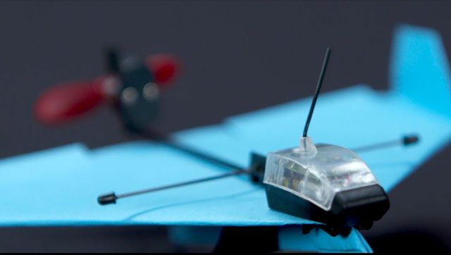 Представлений паперовий літачок, здатний виконувати пілотажні трюки: відеофакт - фото 196774