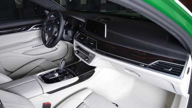 Седан BMW M760Li отримав ексклюзивний відтінок - фото 196757