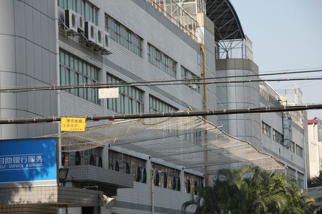 Як виглядає життя на китайських заводах, де "збирають" iPhone: шокуючі фото - фото 195729